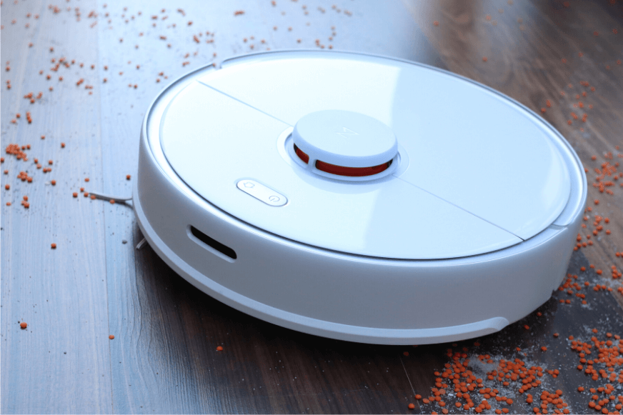 Roborock S5 Max beim Linsen Saugtest auf dem Laminat